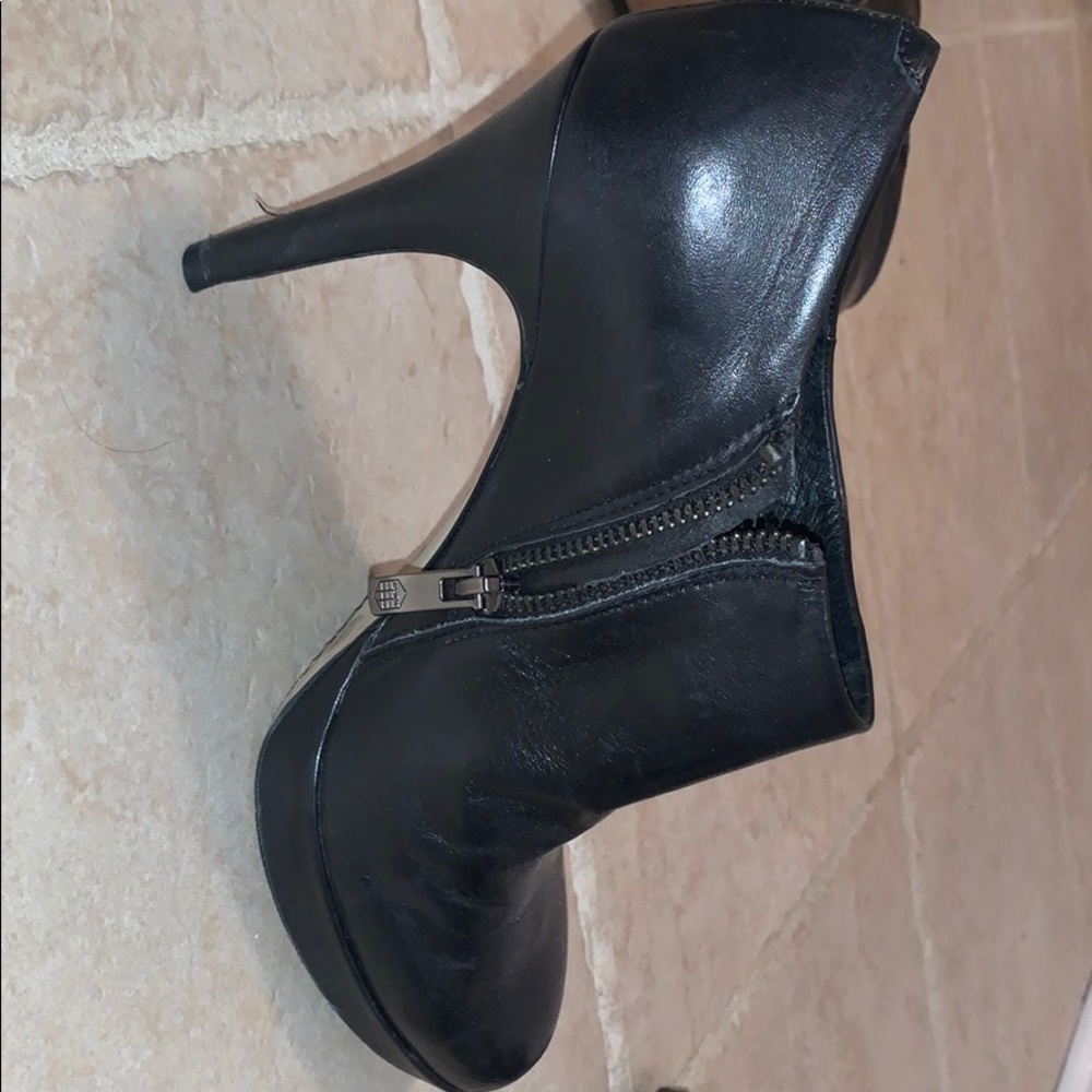 VINCE CAMUTO heel booties